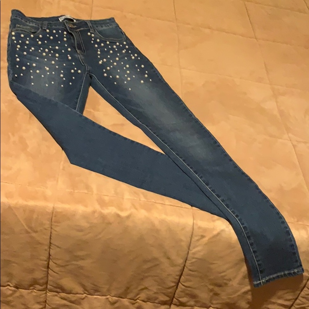 High waist skinny jeans with pearl detail.